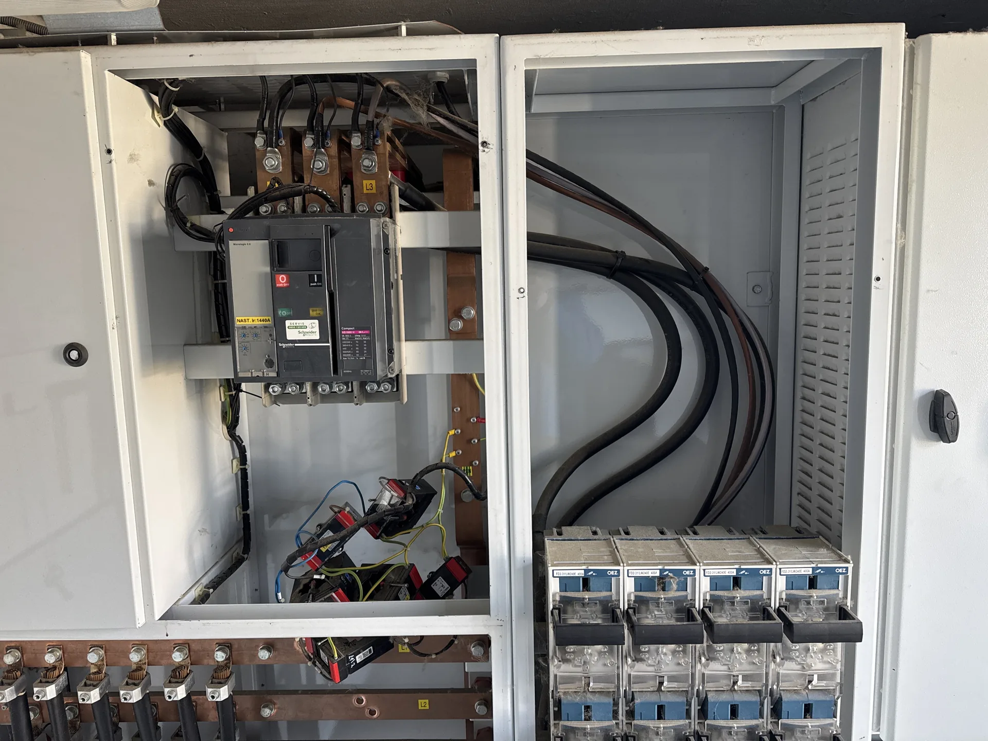Detail elektrického rozvádzača s ističmi a vodičmi