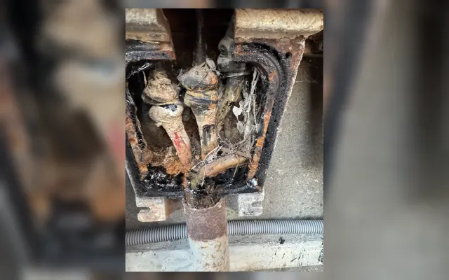 Detail nevhodného spojenia hliníkového vodiča cez nesprávnu svorku