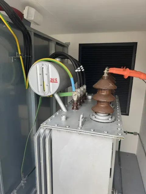 Servisný detail transformátora v trafostanici pred alebo počas údržby