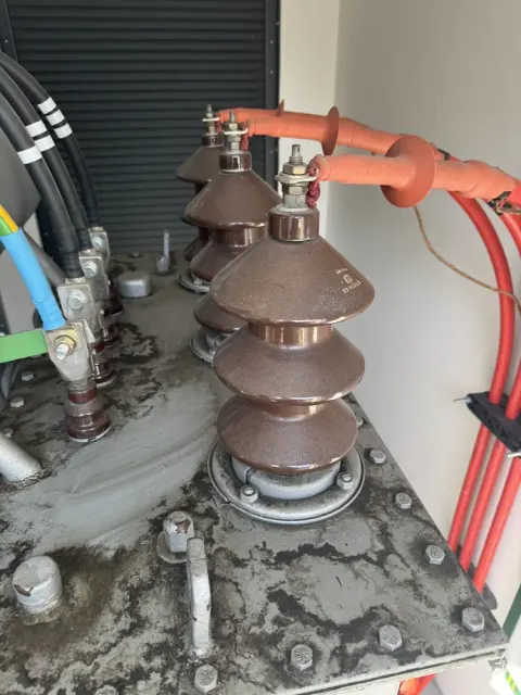 Čistenie transformátora v trafostanici počas servisnej údržby