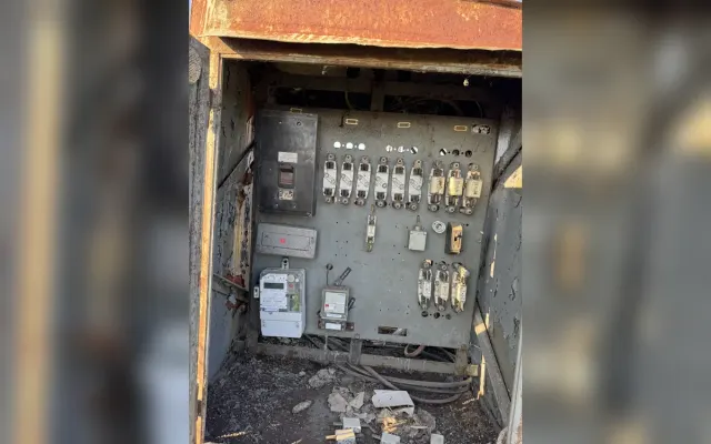 Zanedbaná údržba mrežovej trafostanice s nečistotami a nevyhovujúcim technickým stavom rozvádzača