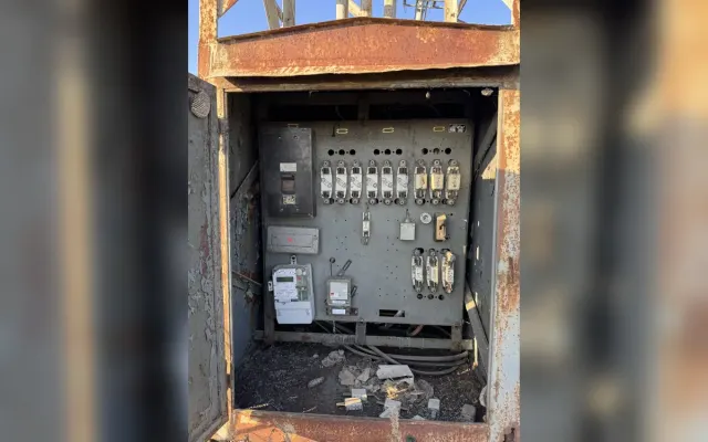 Znečistený priestor mrežovej trafostanice a zhoršený prístup k elektroenergetickému zariadeniu