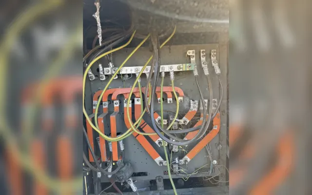 Detail staršieho rozvádzača v trafostanici pri kontrole technického stavu