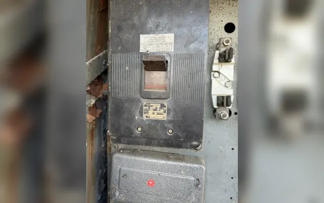 Dlhodobo neudržiavaný priestor elektroenergetického zariadenia s rizikom poruchy