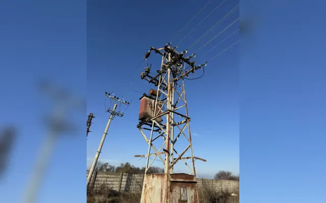 Exteriér mrežovej trafostanice pri kontrole údržby a technického stavu